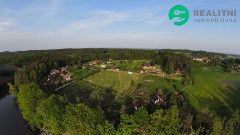 Prodej 3 pozemků každý 1.943 m2 jako celku, 10 km od Českých