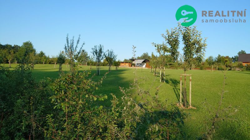 Prodej 3 pozemků každý 1.943 m2 jako celku, 10 km od Českých
