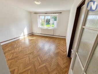 Nabízíme k pronájmu prostorný byt o dispozici 2+1 a výměře 6