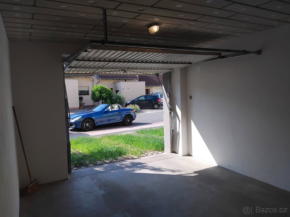 Nabízím k pronájmu čistou a suchou garáž s elektřinou délky 