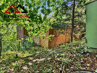 We offer a recreational cottage with registry number in an attractive location of the village of Metylovice.