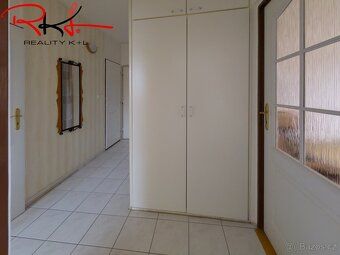 Nabízíme k prodeji prostorný byt o dispozici 4+1 v osobním v