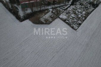 Пропонуємо продаж будівельної ділянки площею 1.167 м² в околицях міста Нимбурк