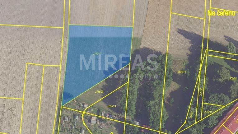 Пропонуємо продаж будівельної ділянки площею 1.167 м² в околицях міста Нимбурк