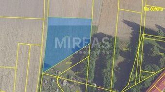 Пропонуємо продаж будівельної ділянки площею 1.167 м² в околицях міста Нимбурк