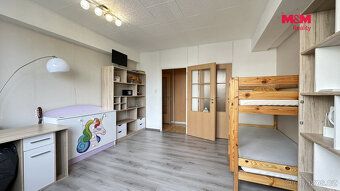 Nabízíme k pronájmu prostorný a světlý byt o dispozici 3+1 s