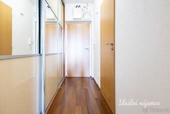 Nabízíme k dlouhodobému podnájmu světlý mezonetový byt 2+kk 
