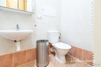 Nabízíme k dlouhodobému podnájmu světlý mezonetový byt 2+kk 