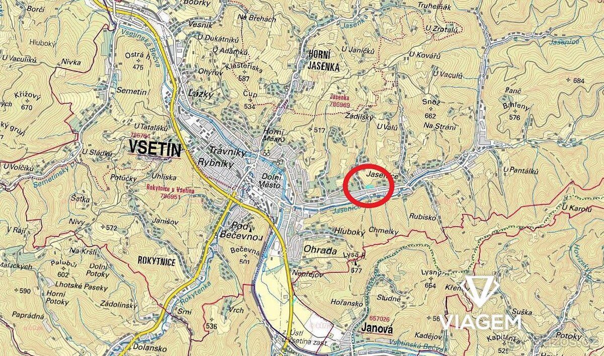 Lesní pozemek v blízkosti panelových domů nabízí ideální pří