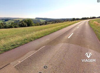 Nabízíme k prodeji pozemek, který se nachází na klidném a př
