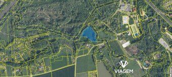 Nabízíme pozemek s širokými možnostmi využití, který snadno 
