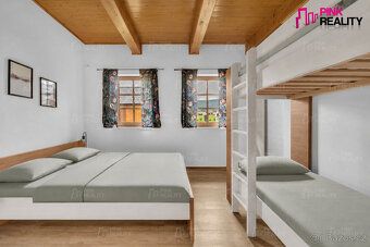 Nabízíme k prodeji novostavbu rodinného domu se třemi apartm