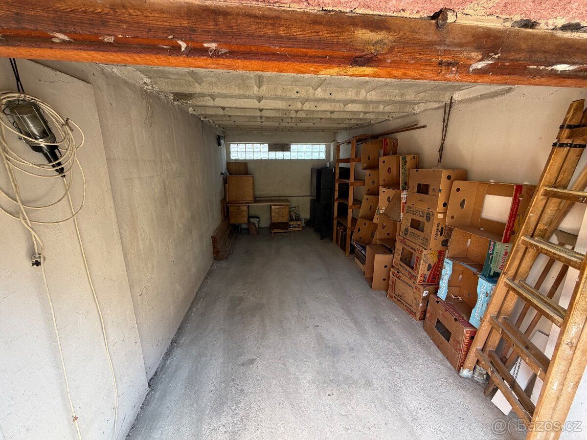 Nabízím k pronájmu garáž o výměře 29 m², v cihlové budově v 