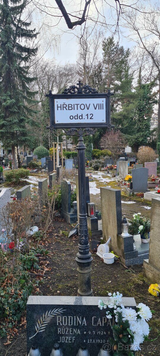 Přenecháme hrobové místo včetně zařízení hrobu (deska a váza