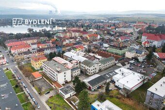 V zastoupení majitele nabízí k prodeji rozsáhlý průmyslový a
