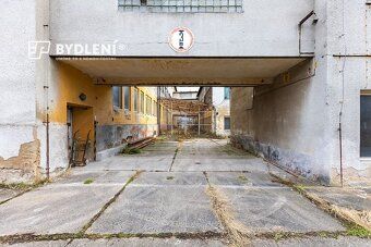 V zastoupení majitele nabízí k prodeji rozsáhlý průmyslový a