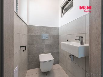 Nabízíme k prodeji prostorný rodinný dům v klidné části Bene