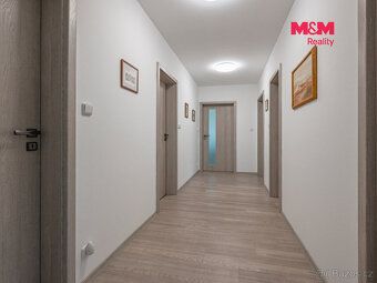 Nabízíme k prodeji prostorný rodinný dům v klidné části Bene