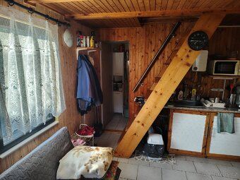 Útulná chata v žádané lokalitě Svojkov – 389 m² pozemek v os