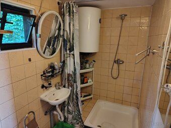 Útulná chata v žádané lokalitě Svojkov – 389 m² pozemek v os