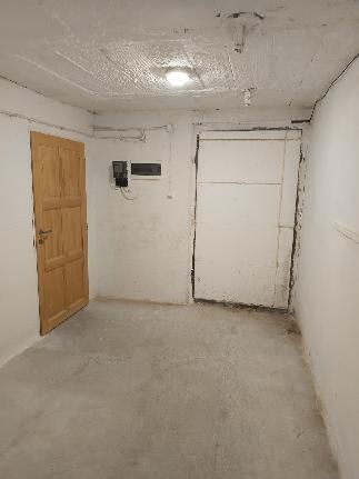 Pronájem prostor 169m2, vrata v2,1xš1,2m, vhodné jako sklad,