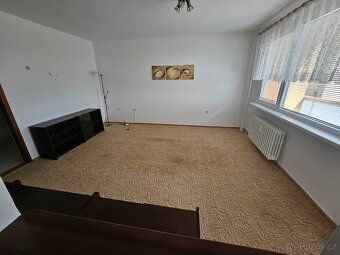Nabízíme k dlouhodobému pronajmu částečně zařízený byt 3+1+L