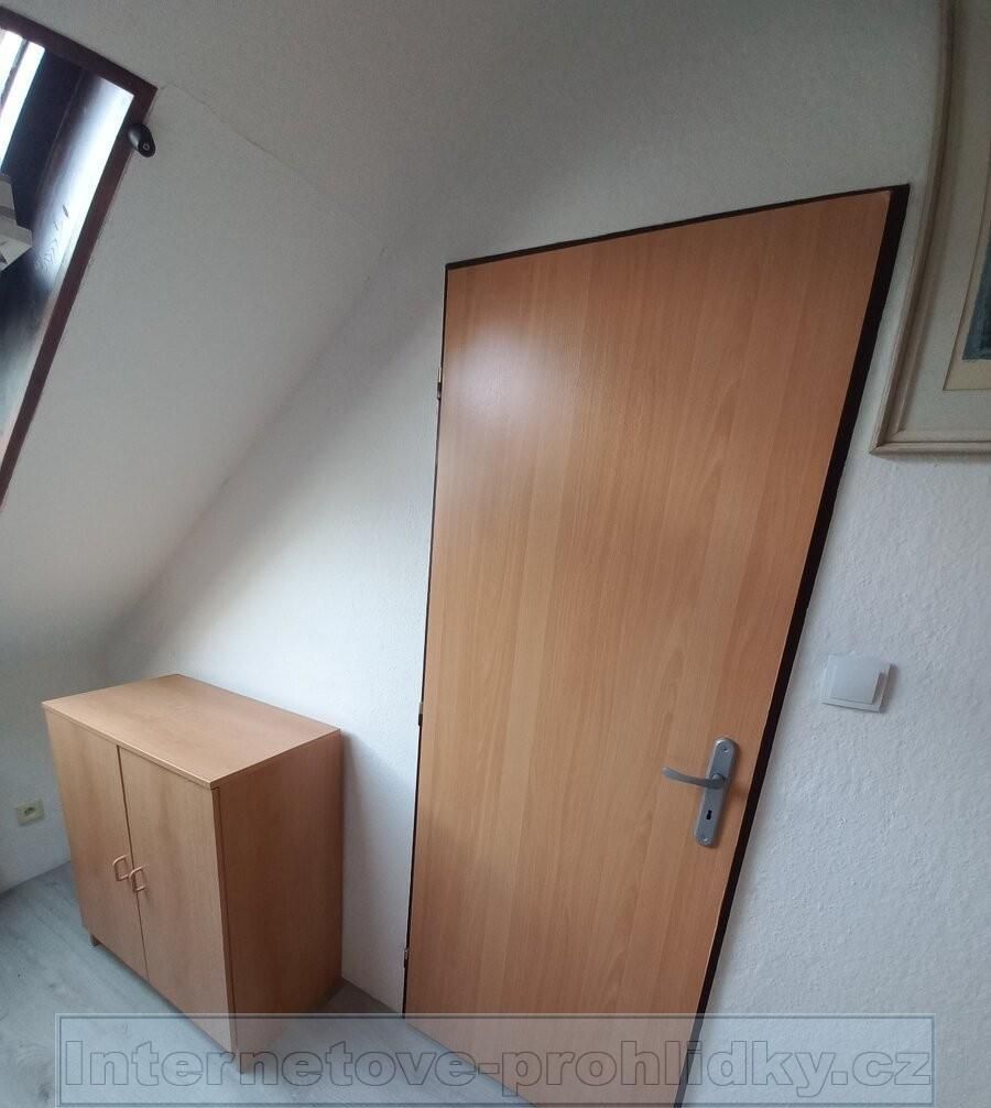 Samostatný pokoj P5 Smíchov, Bieblova FS00147Y K pronájmu po