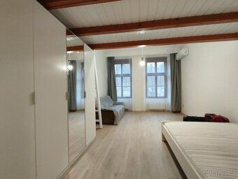Samostatný pokoj P5 Smíchov, Bieblova FS00147Y K pronájmu po