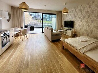 Nabízíme k prodeji světlý a prostorný apartmán o velikosti 2