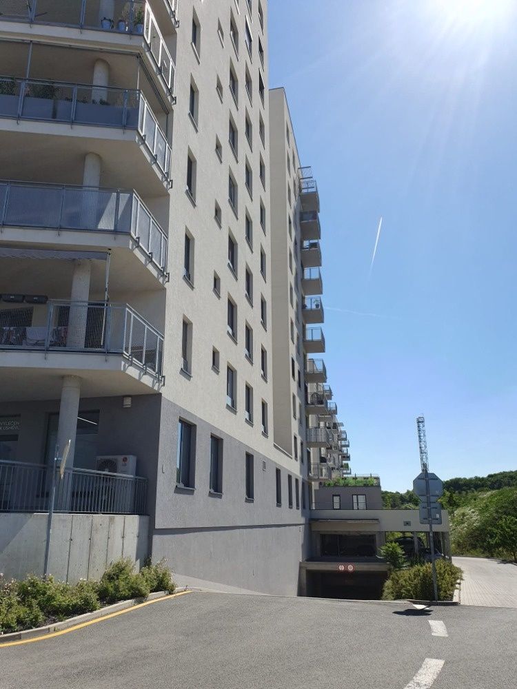 GARÁŽOVÉ STÁNÍ IHNED K PRONÁJMU - NOVOSTAVBA - REZIDENCE HAR
