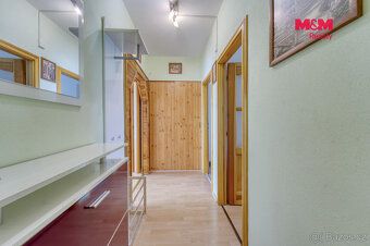 Nabízíme k pronájmu prostorný byt 4+1 o výměře 71 m² v Horšo