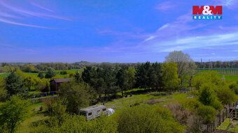 Nabízíme k prodeji prostornou zahradu o výměře 976 m² v klid