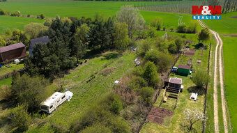 Nabízíme k prodeji prostornou zahradu o výměře 976 m² v klid