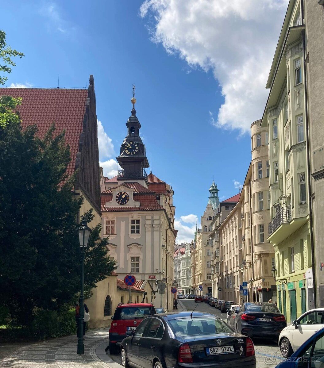 Nabízíme k pronájmu zařízenou restauraci poblíž Staroměstské
