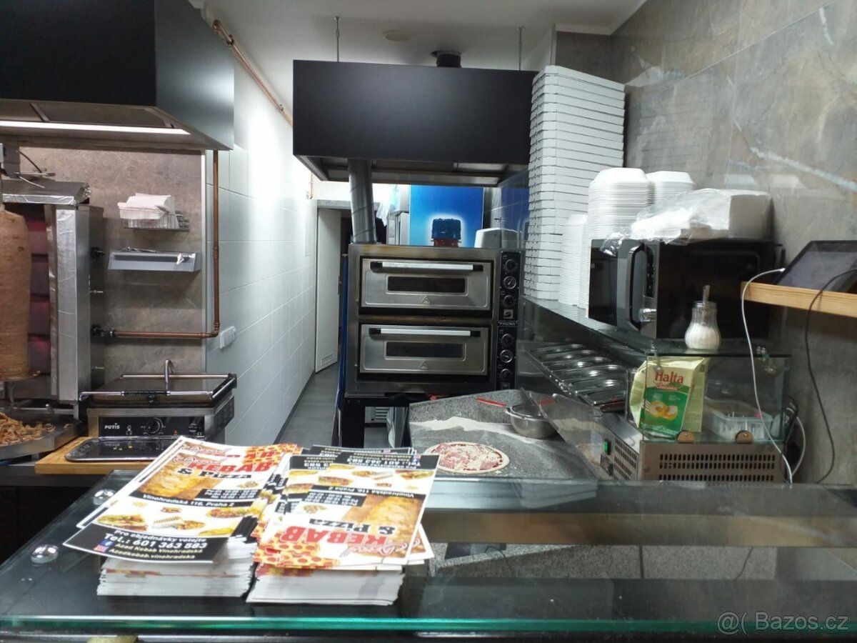 Nabízíme k pronájmu zařízenou restauraci poblíž Staroměstské