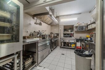 Nabízíme k přenechání pronájem plně vybavené a zavedené rest
