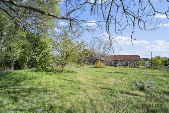 Prodej stavebního pozemku 893 m² – Louka, Vrbatův Kostelec (