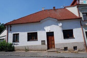 Exustuje starší dům, chalupa či stavení s pozemkem, ideálně 