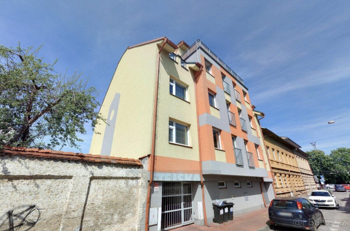 Nabízíme parkovací stání o velikosti 14 m², které se nachází