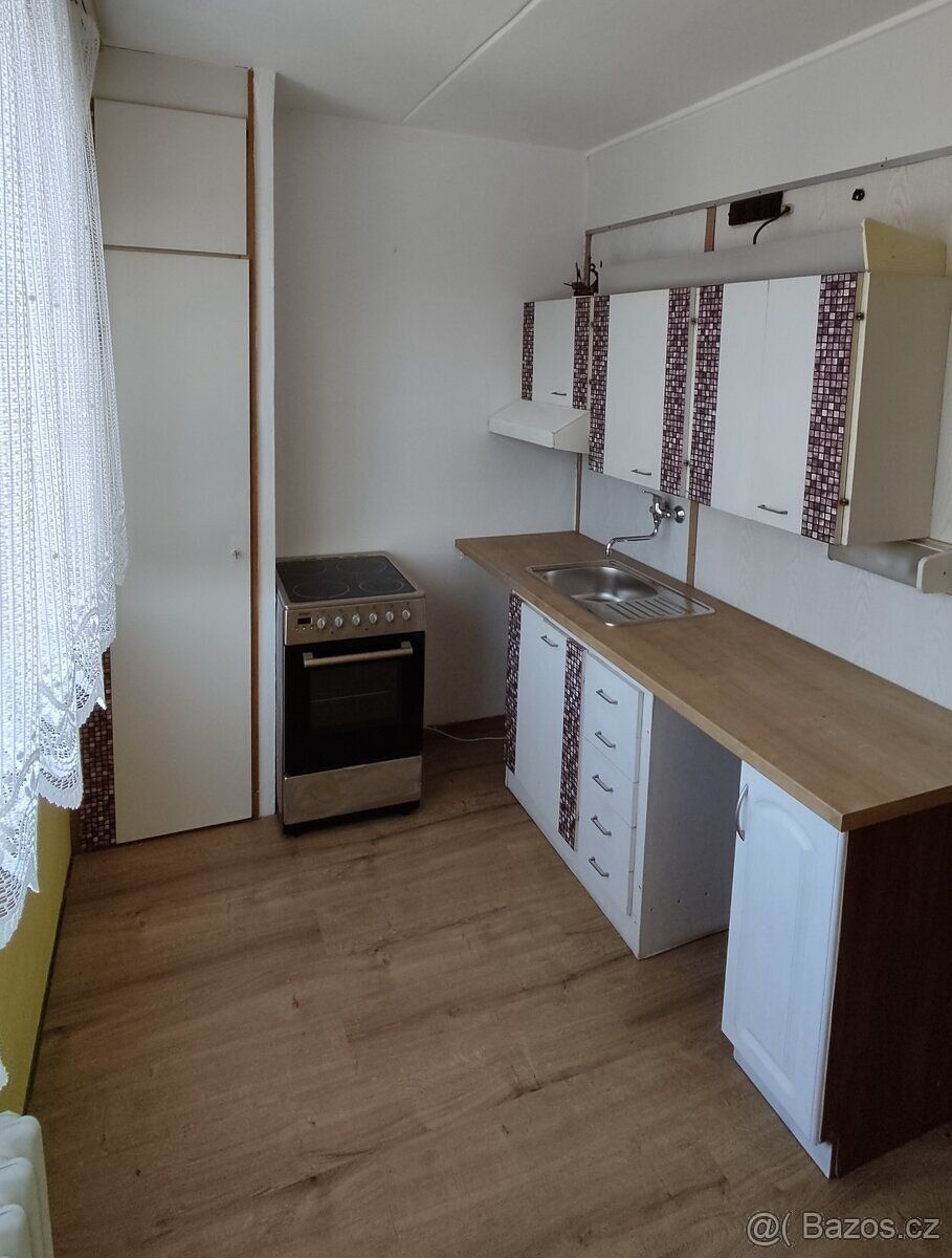 Pronajmu 1+1 v Semilech na sídlišti v Řekách. Dům zateplen, 