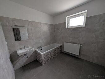 Nabízíme k dlouhodobému pronájmu moderní byt 2+kk s balkonem
