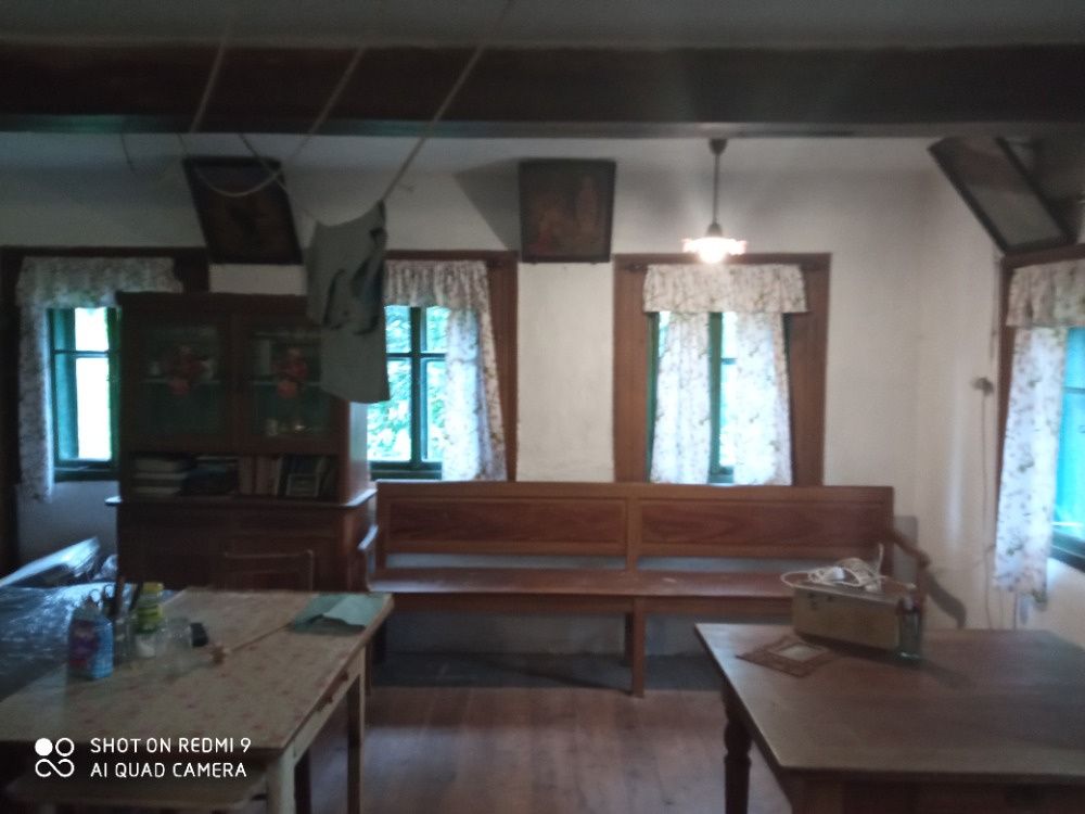 tarší 140 m2 na pozemku cca 3500 m2 v téměř původním stavu v
