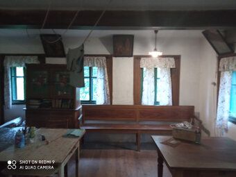 tarší 140 m2 na pozemku cca 3500 m2 v téměř původním stavu v