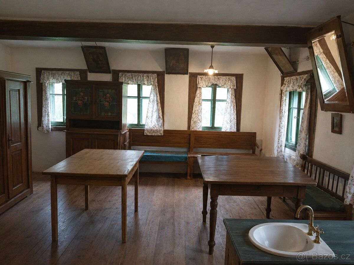 tarší 140 m2 na pozemku cca 3500 m2 v téměř původním stavu v
