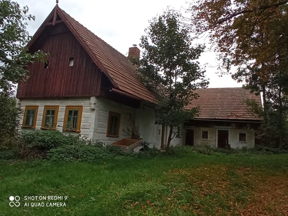 tarší 140 m2 na pozemku cca 3500 m2 v téměř původním stavu v