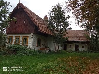 tarší 140 m2 na pozemku cca 3500 m2 v téměř původním stavu v