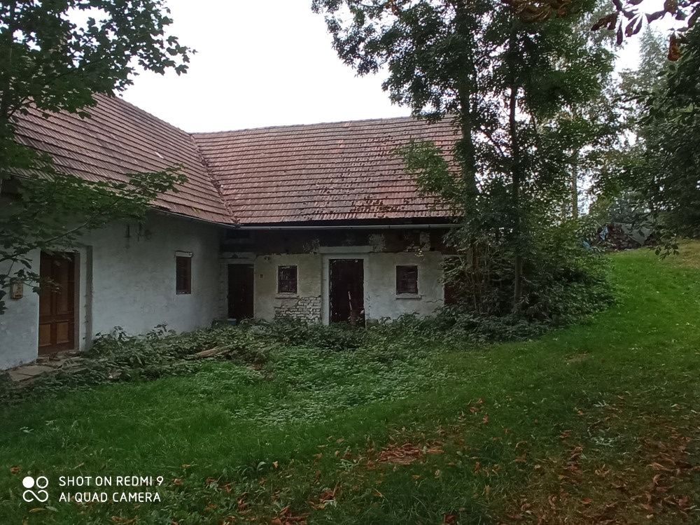 tarší 140 m2 na pozemku cca 3500 m2 v téměř původním stavu v