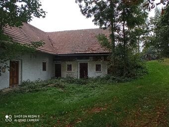 tarší 140 m2 na pozemku cca 3500 m2 v téměř původním stavu v