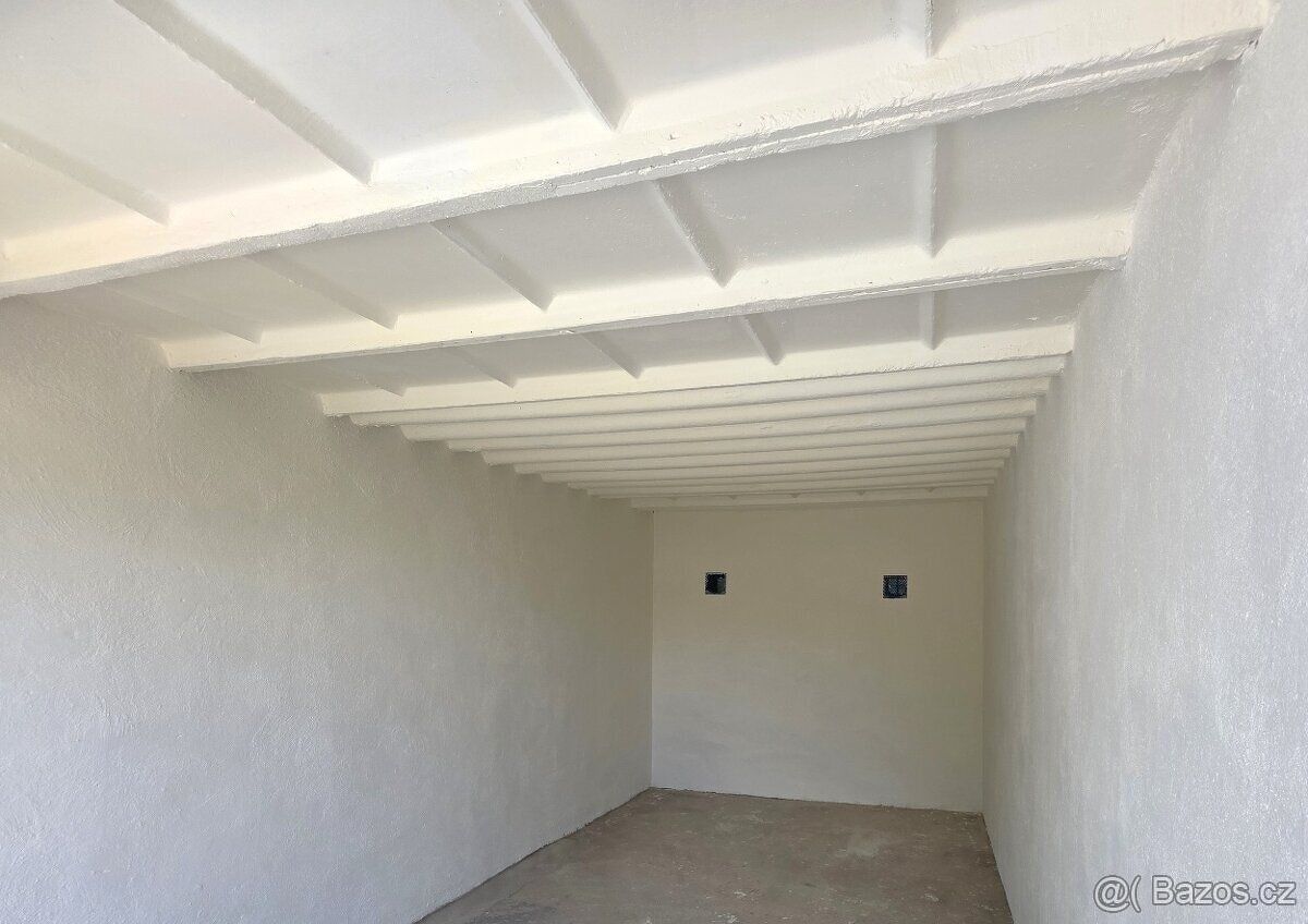 Nabízím k pronájmu udržovanou a čistou garáž o výměře 18 m² 