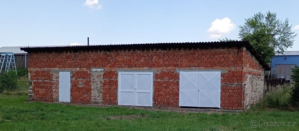 Pronajmu dvou garáž cca 21m² a 22m². Garáž nemá elektriku, v
